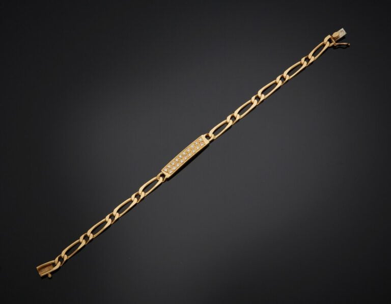 BRACELET "gourmette" en or jaune (750) retenant une plaque sertie de diamants t…