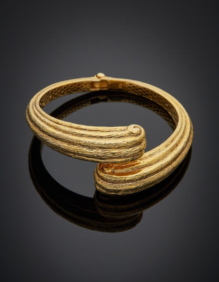 BRACELET "jonc" semi-rigide ouvrant en vermeil (925) bombé, godronné et martelé…