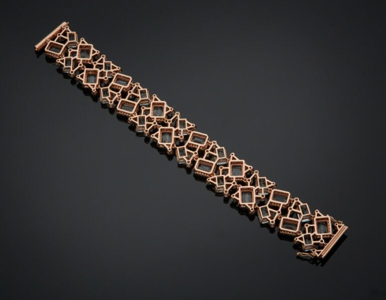 BRACELET "manchette" en or rose (585) 14 carats, ajouré, serti de 28 aigues-mar…