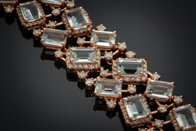 BRACELET "manchette" en or rose (585) 14 carats, ajouré, serti de 28 aigues-mar…