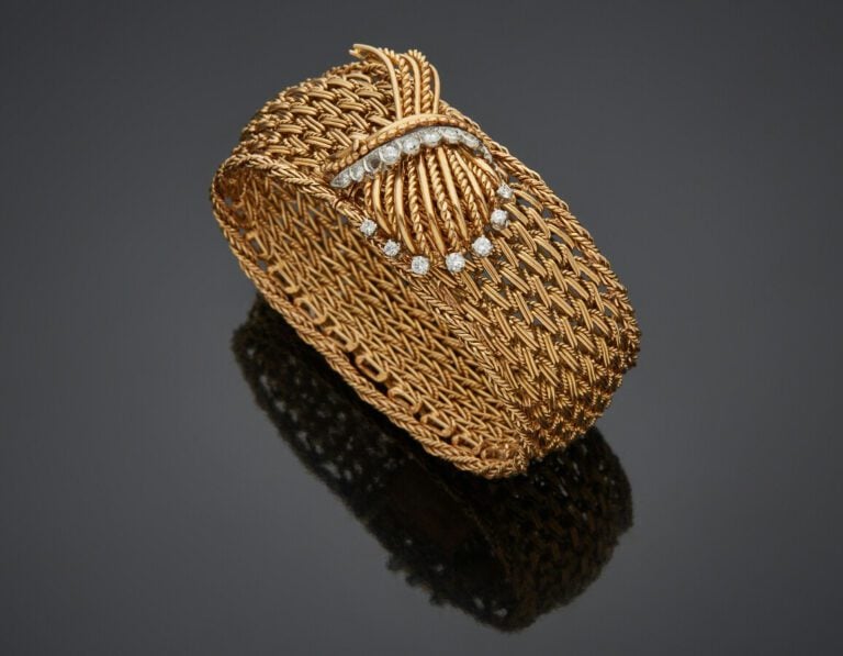 BRACELET « MANCHETTE » en platine (950) et or jaune (750) ajouré et torsadé. Fe…