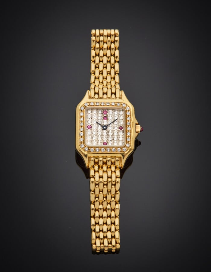 BRACELET MONTRE carrée de dame en or jaune (750). Cadran et lunette sertis de d…