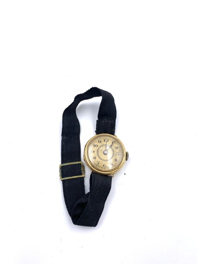 . BRACELET MONTRE de dame ronde en or jaune (750 millièmes). Lunette finement g…