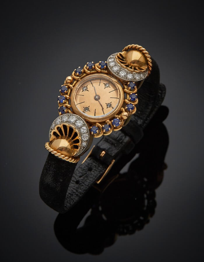 BRACELET MONTRE ronde de dame en or rose (750). Attaches torsadées, ajourées à…