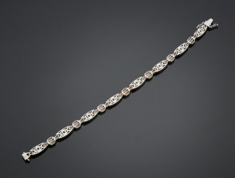 BRACELET "navettes" en or gris (750) partiellement pavé de diamants taille bril…