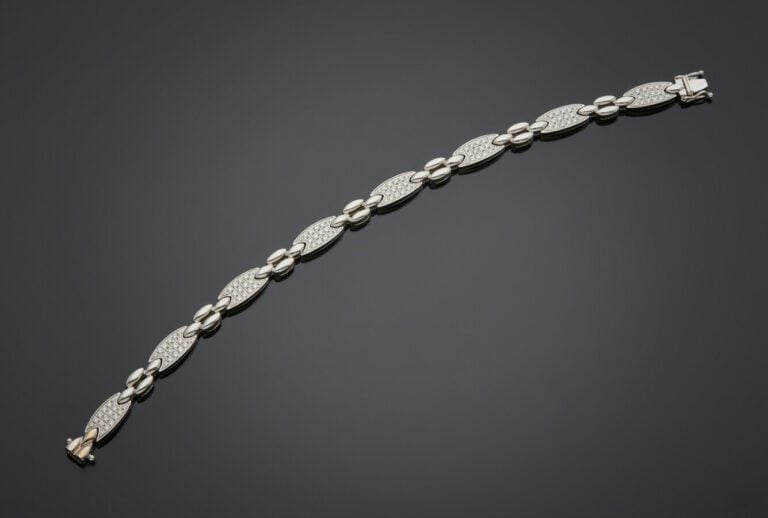 BRACELET "navettes" en or gris (750) partiellement pavé de diamants taille bril…