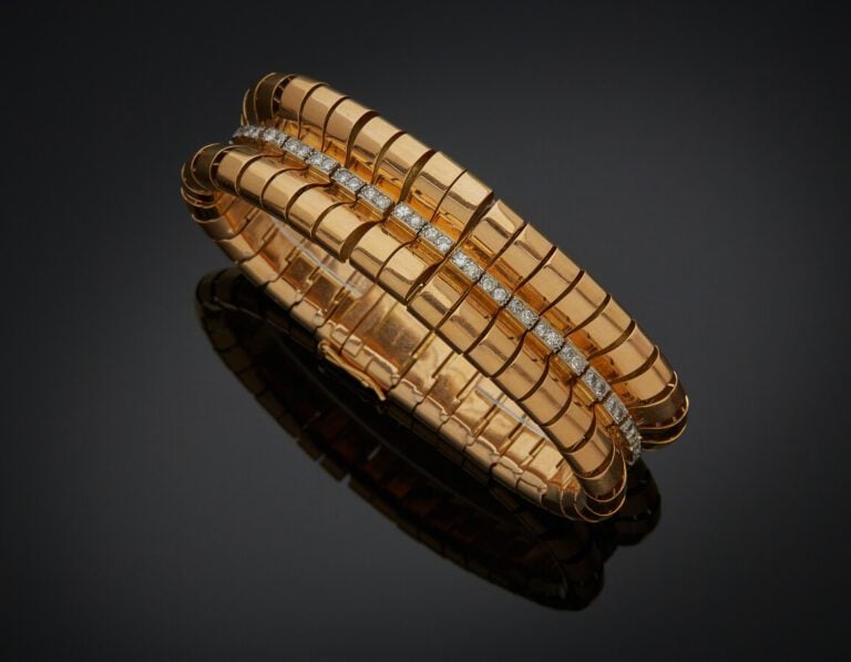 BRACELET "noeuds" articulé en platine (800) et or rose (750) centré d'une ligne…
