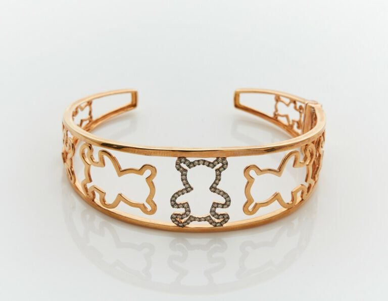 BRACELET rigide ouvert, articulé, en or rose et or noirci (750) ajouré, à motif…
