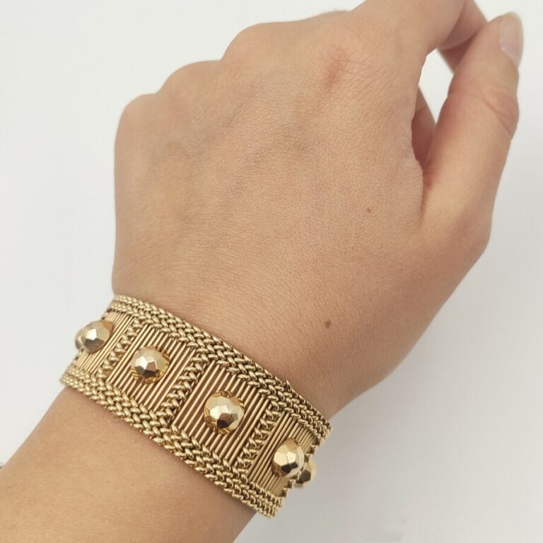 Bracelet souple en or jaune à motif de dix carrés garnis de petites baguettes b…