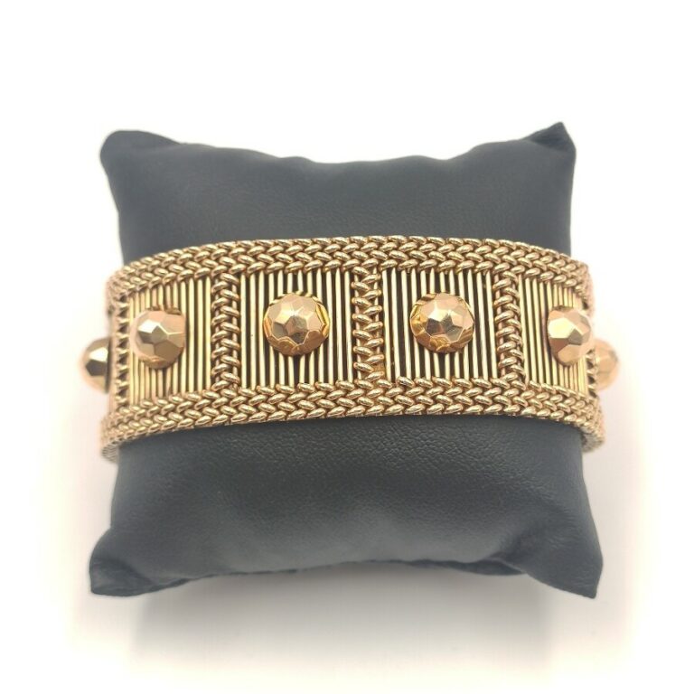Bracelet souple en or jaune à motif de dix carrés garnis de petites baguettes b…