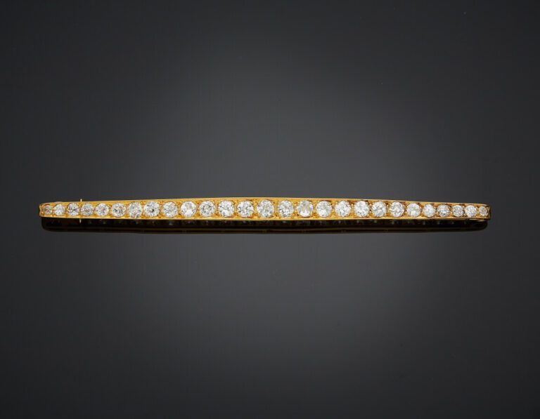 BROCHE "barrette" en or platine doré (950) serti de 27 diamants taille ancienne…