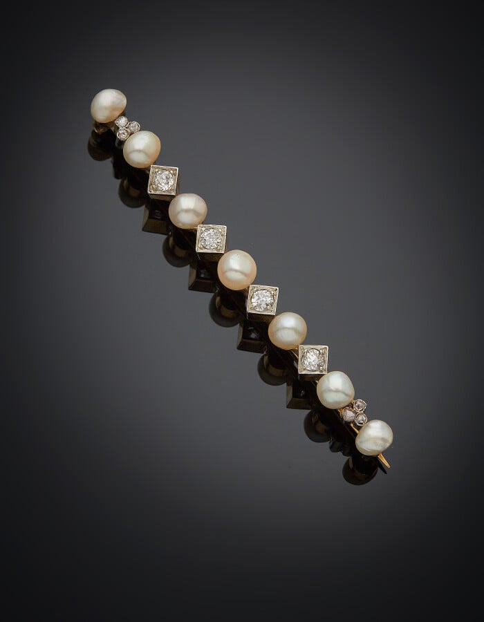 BROCHE « barrette » en platine (min.800) et or jaune (750) serti de diamants ta…