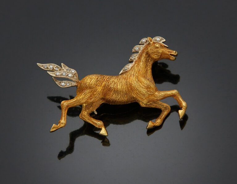 BROCHE "cheval" en or jaune et or gris (750) ciselé, sculpté, la crinière et la…