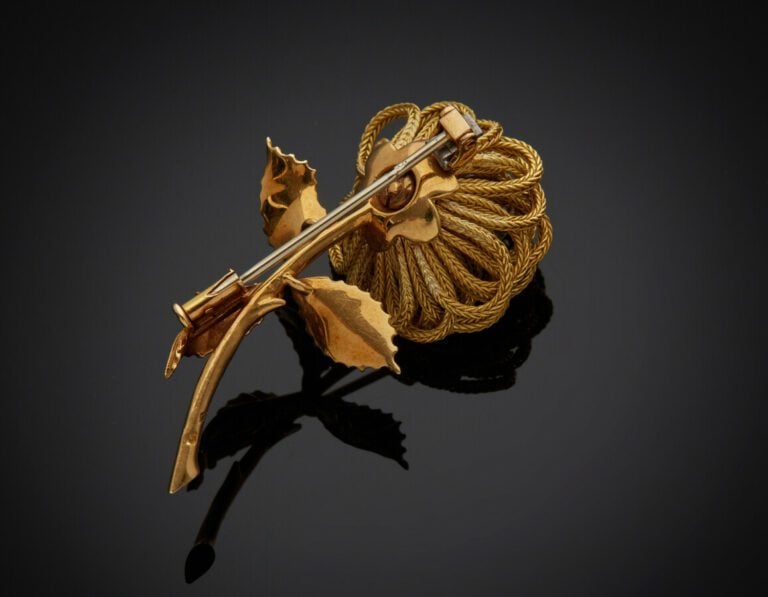 BROCHE "fleur" en or jaune (750) partiellement dépoli, composé de chaînettes fo…