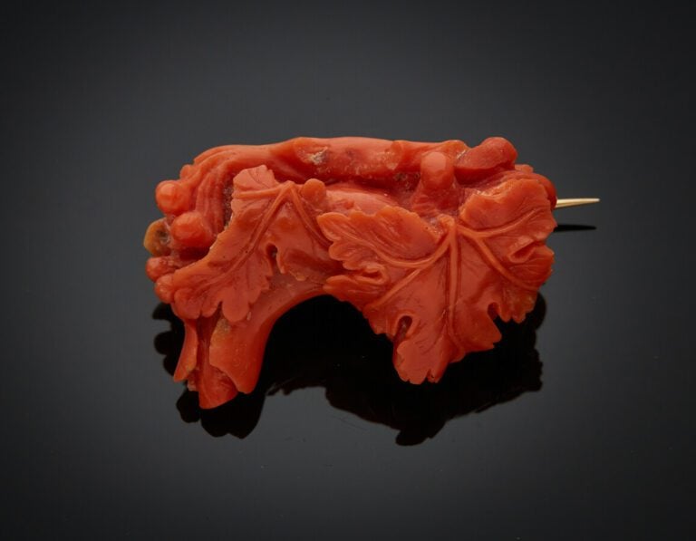 BROCHE "pampres" en or rose (750) orné d'un corail sculpté. - Travail français,…