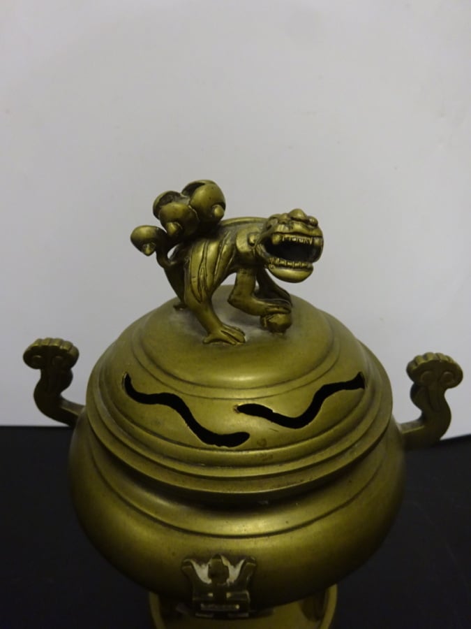 BRÛLE-PARFUM EN BRONZE DORE - Chine - Tripode sur son socle, le frétel du couve…
