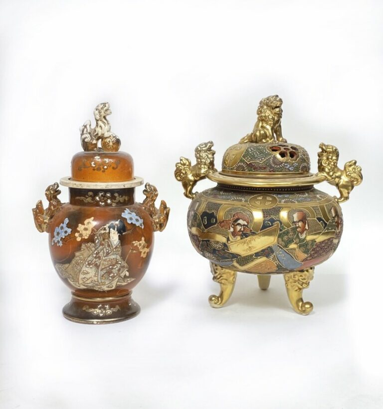 Brûle-parfum Japon (SATSUMA) et vase couvert à décor de geishas en porcelaine.…