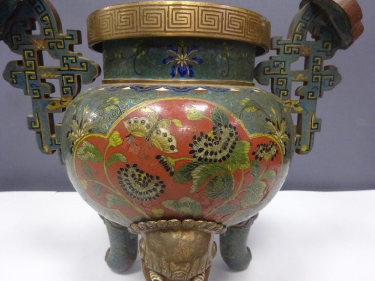 BRULE PARFUM TRIPODE EN EMAUX CLOISONNES SUR CUIVRE - Chine, - Inscrit dans des…