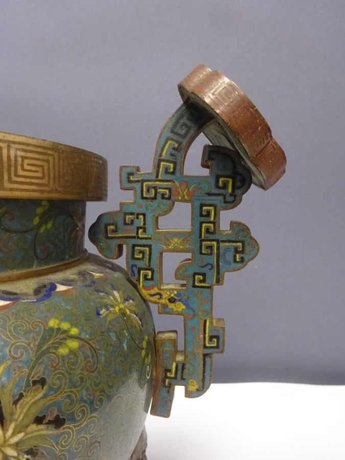 BRULE PARFUM TRIPODE EN EMAUX CLOISONNES SUR CUIVRE - Chine, - Inscrit dans des…