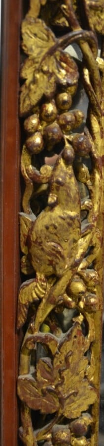 CADRE EN BOIS SCULPTE - Chine - Sculpté rouge et or sur le pourtoir du miroir o…