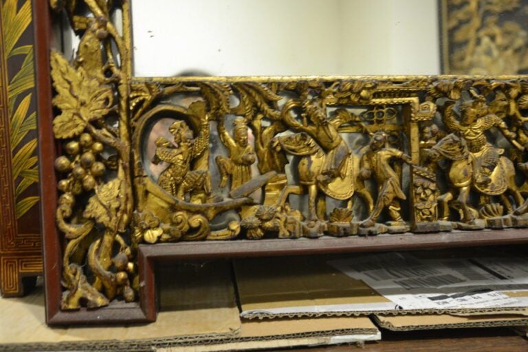 CADRE EN BOIS SCULPTE - Chine - Sculpté rouge et or sur le pourtoir du miroir o…