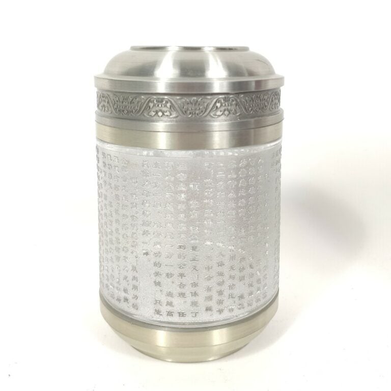 Canette " Ode to sport" en étain et cristal artificiel, l'emblème des jeux Olym…