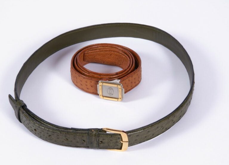 CARTIER, ANONYME - DEUX CEINTURES pour homme en autruche gold et kaki - env. 10…