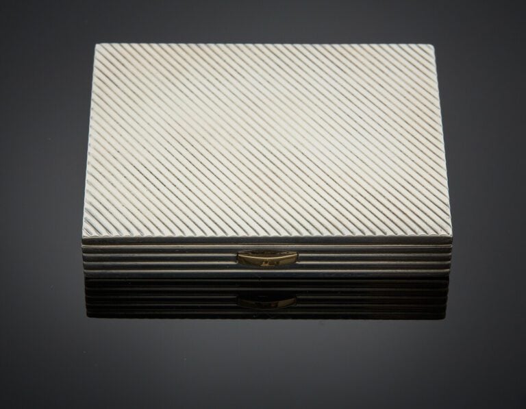 CARTIER - POUDRIER rectangulaire en argent (800) entièrement godronné. Fermoir…