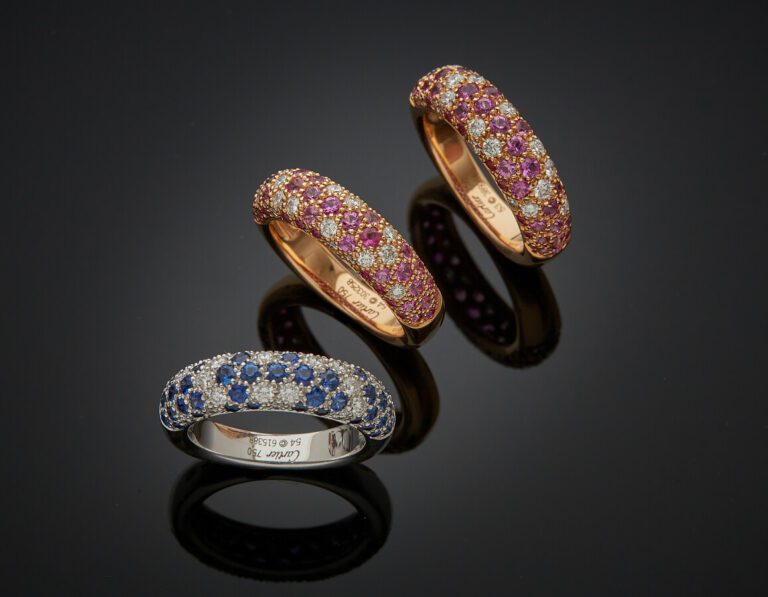 CARTIER - Trois BAGUES « joncs » en or rose et or gris (750) pavé de diamants t…