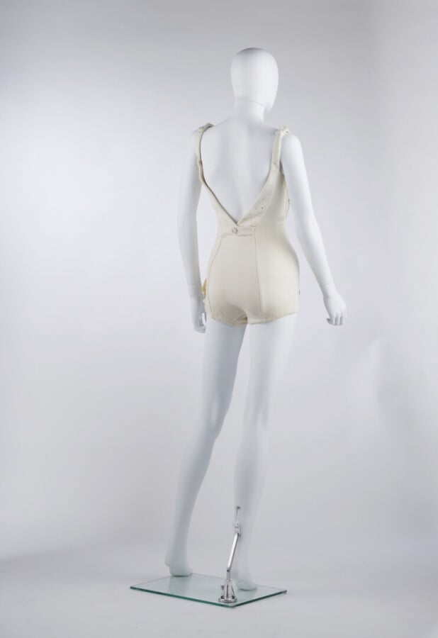 CATALINA - 1959 - MAILLOT en épais jersey écru rebrodé de perles et de strass a…