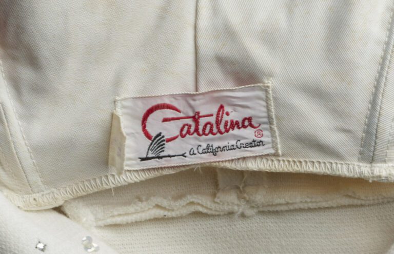 CATALINA - 1959 - MAILLOT en épais jersey écru rebrodé de perles et de strass a…