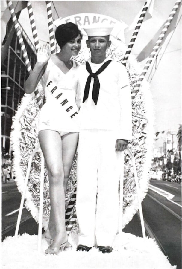 CATALINA - 1959 - MAILLOT en épais jersey écru rebrodé de perles et de strass a…