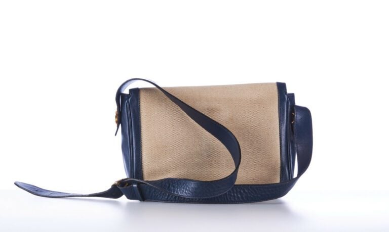 CELINE - 1970s/80s - SAC en toile et cuir marine, garnitures en métal doré émai…