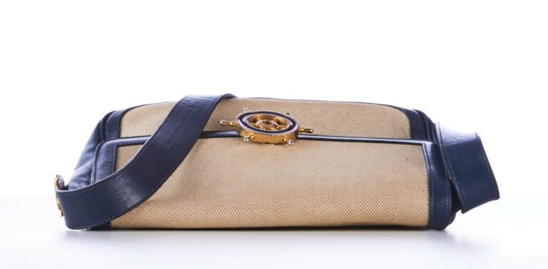 CELINE - 1970s/80s - SAC en toile et cuir marine, garnitures en métal doré émai…
