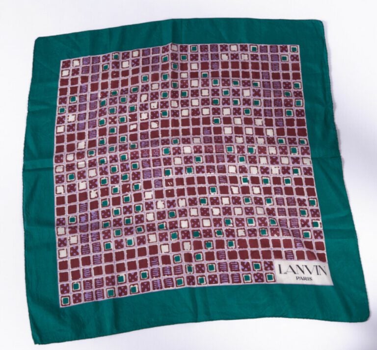 CELINE, LANVIN - 1970s - DEUX CARRÉS en soie imprimée - 50 x 50 cm