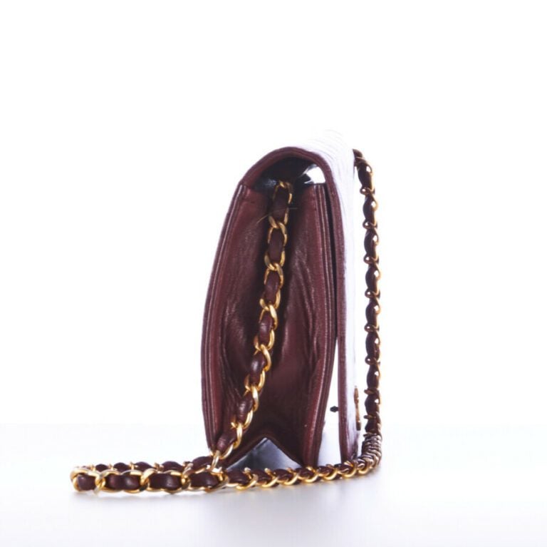 CHANEL - 1970s/80s - SAC en cuir matelassé bordeaux, garnitures en métal doré -…