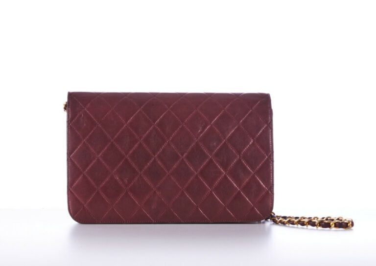 CHANEL - 1970s/80s - SAC en cuir matelassé bordeaux, garnitures en métal doré -…