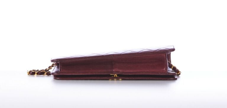 CHANEL - 1970s/80s - SAC en cuir matelassé bordeaux, garnitures en métal doré -…