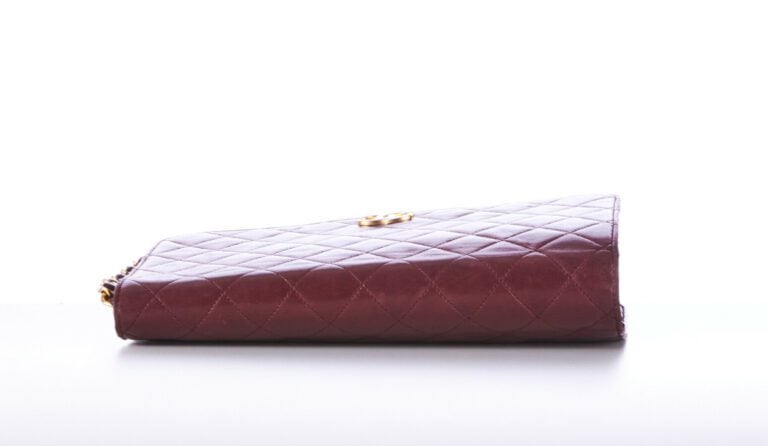 CHANEL - 1970s/80s - SAC en cuir matelassé bordeaux, garnitures en métal doré -…