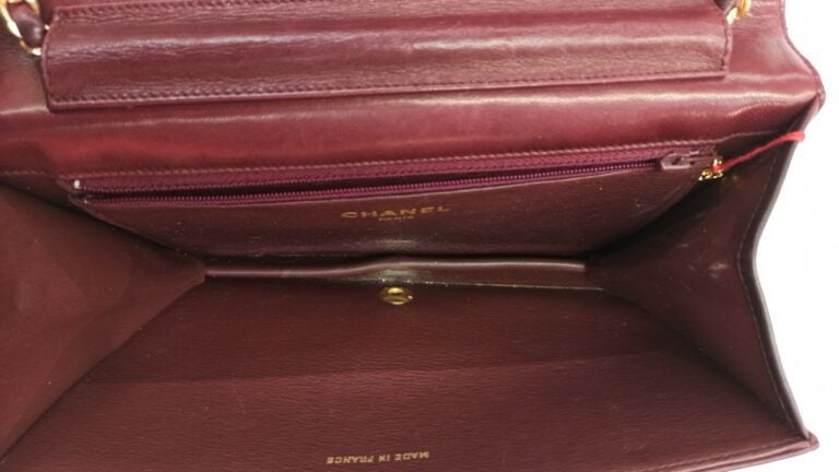 CHANEL - 1970s/80s - SAC en cuir matelassé bordeaux, garnitures en métal doré -…