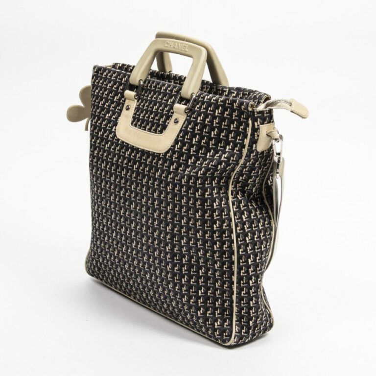 CHANEL - Circa 2004/05 - Cabas - Tote - - Toile noire imprimée, cuir et caoutch…