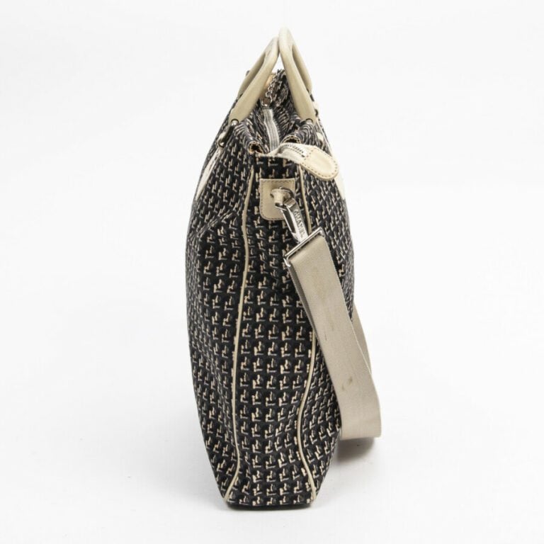 CHANEL - Circa 2004/05 - Cabas - Tote - - Toile noire imprimée, cuir et caoutch…