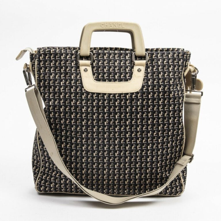 CHANEL - Circa 2004/05 - Cabas - Tote - - Toile noire imprimée, cuir et caoutch…