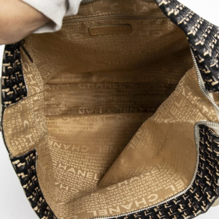 CHANEL - Circa 2004/05 - Cabas - Tote - - Toile noire imprimée, cuir et caoutch…