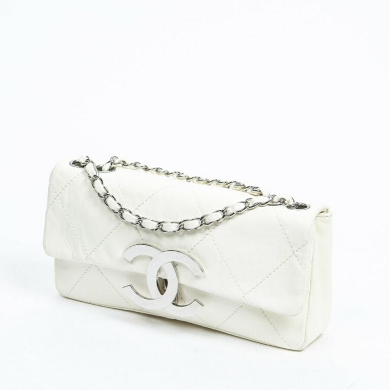 CHANEL - Circa 2004/05 - Sac baguette - Baguette bag - - Cuir matelassé blanc -…