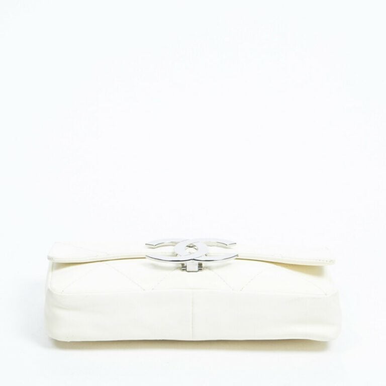 CHANEL - Circa 2004/05 - Sac baguette - Baguette bag - - Cuir matelassé blanc -…