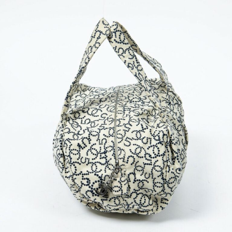 CHANEL - Circa 2005/06 - Sac polochon - Duffle bag - - Toile imprimée ivoire et…