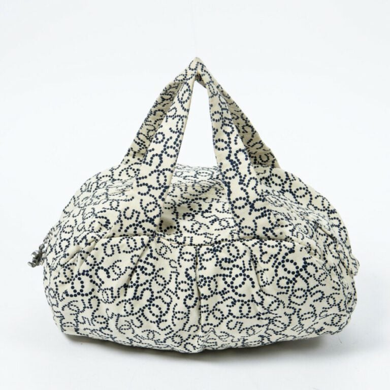 CHANEL - Circa 2005/06 - Sac polochon - Duffle bag - - Toile imprimée ivoire et…