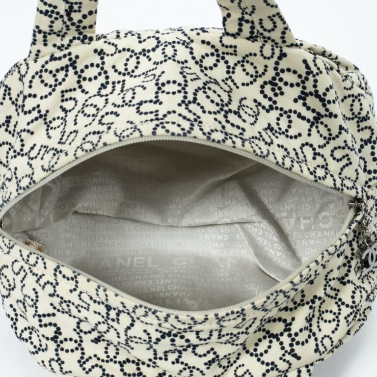 CHANEL - Circa 2005/06 - Sac polochon - Duffle bag - - Toile imprimée ivoire et…