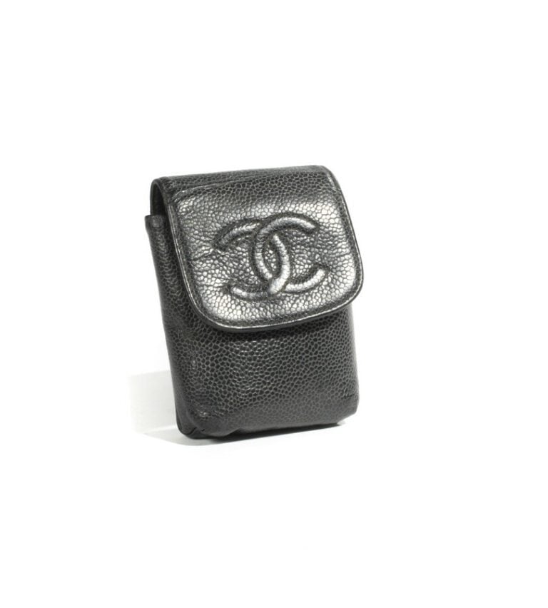 CHANEL - - Etui à cigarettes ou à maquillage en cuir grainé noir, monogramme en…